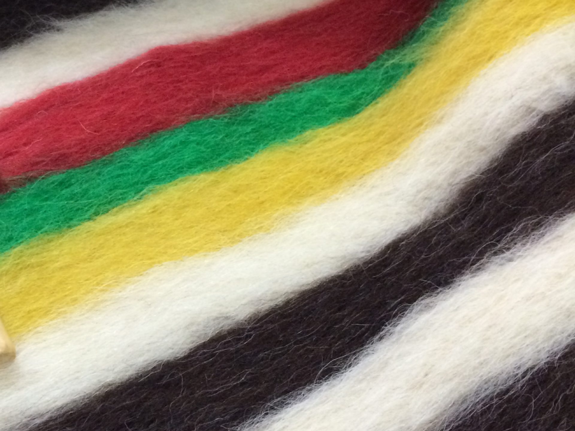 Casaco de manta de lã tradicional (“manta de Papa”).