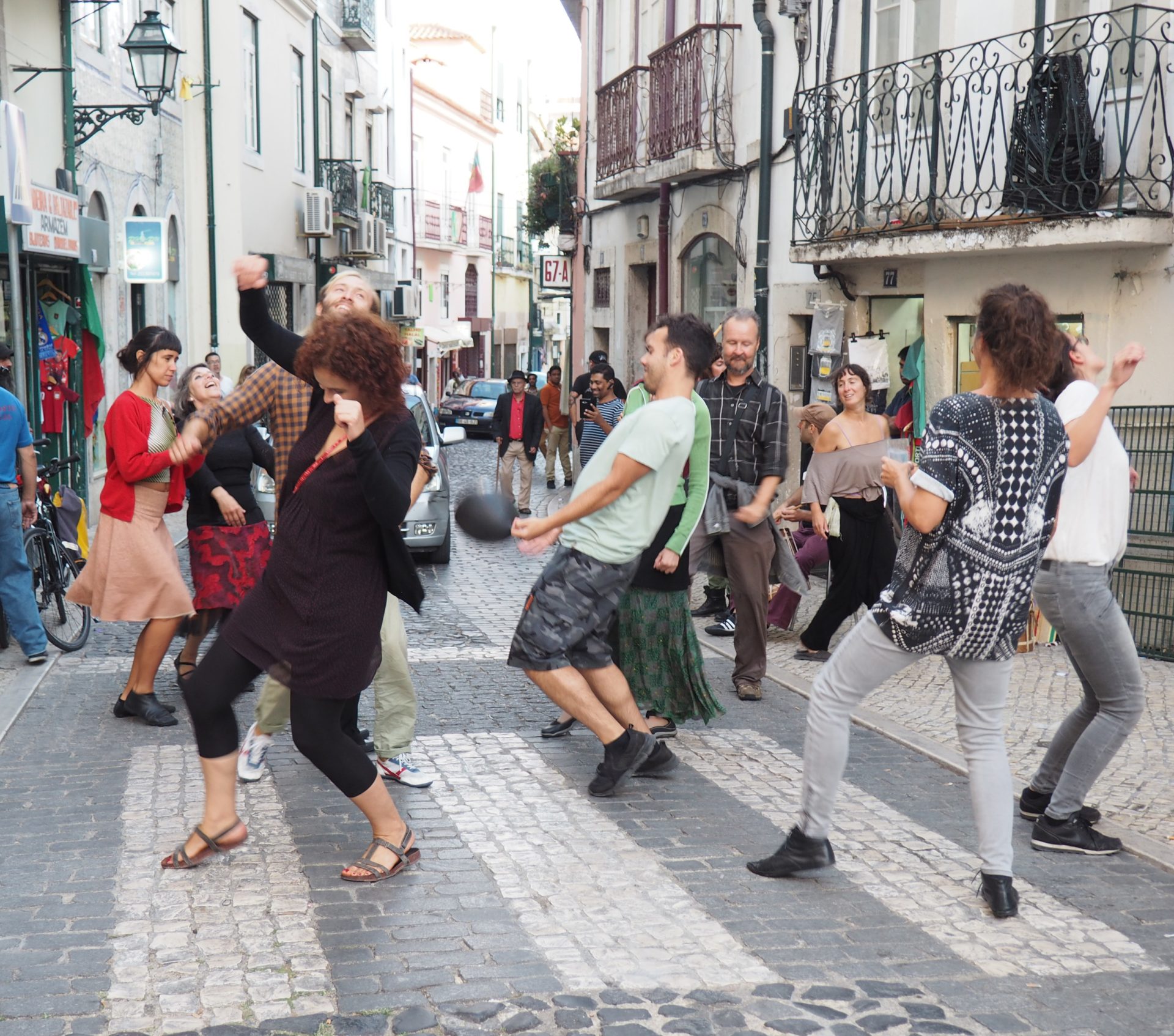 Experimentação sensorial em grupo e movimento na paisagem urbana, Festival Pedras, 2017, pelo coletivo artístico Centro em Movimento, Mouraria, Lisboa.