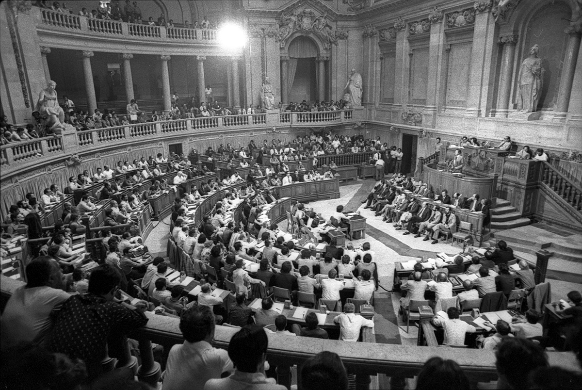 Fotografia a preto e branco da Sala das Sessões da Assembleia da República com o I Governo Constitucional em 1976.
