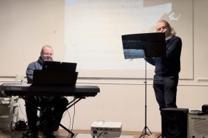 Abel Chaves, no piano elétrico, e António Jorge Marques na flauta. 2.ª Saída de Campo do IN2PAST, sessão de escuta de música comentada n’ A Padaria do Povo, em Lisboa, a 12 de dezembro de 2024. © Ana Sofia Malheiro