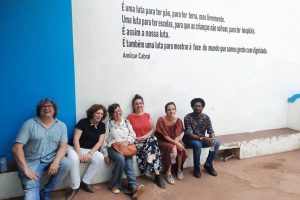 Parte da equipa de autores na Casa dos Direitos, em Bissau: (da esquerda para a direita) Xurxo Ayán Vila, Fátima Moura Ferreira, Maria Cardeira da Silva, Marta Prista, Ana Temudo e Victor Barros.