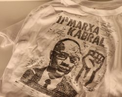 T-shirt usada na 11ª Marxa Cabral (Cabo Verde, 2023), cedida por Miguel Cardina à exposição "Amílcar Cabral" (Palácio Baldaya, Março-Junho 2023).